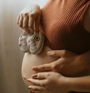Femme enceinte en consultation d'ostéopathie